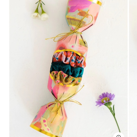 NATURAL LIFE Accessories - NEW scrunchie set/hair ties